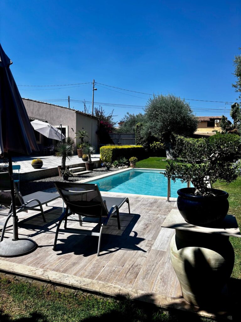 Piscina circondata dal giardino