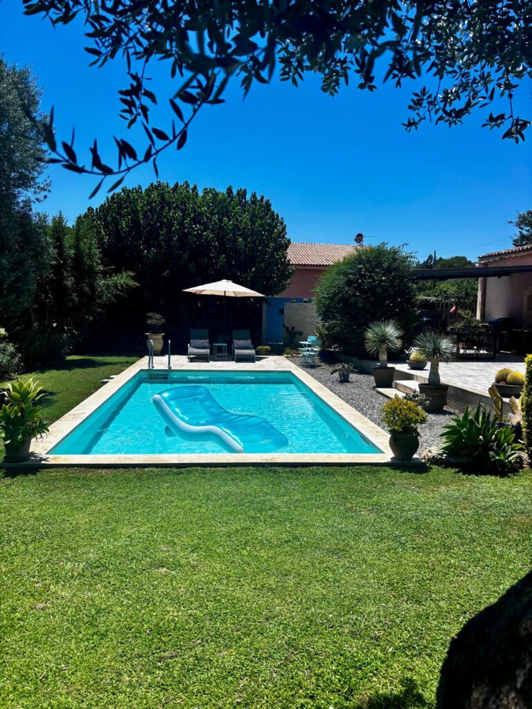Piscina nel giardino del Baglio del Picchio